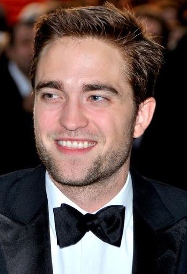 Who is Robert Pattinson dating?